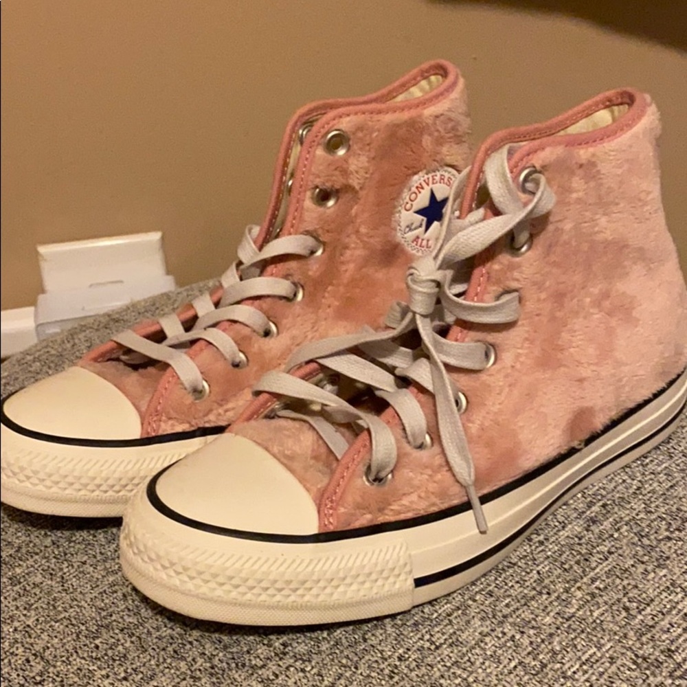 women's size 5 pink fuzzy converse